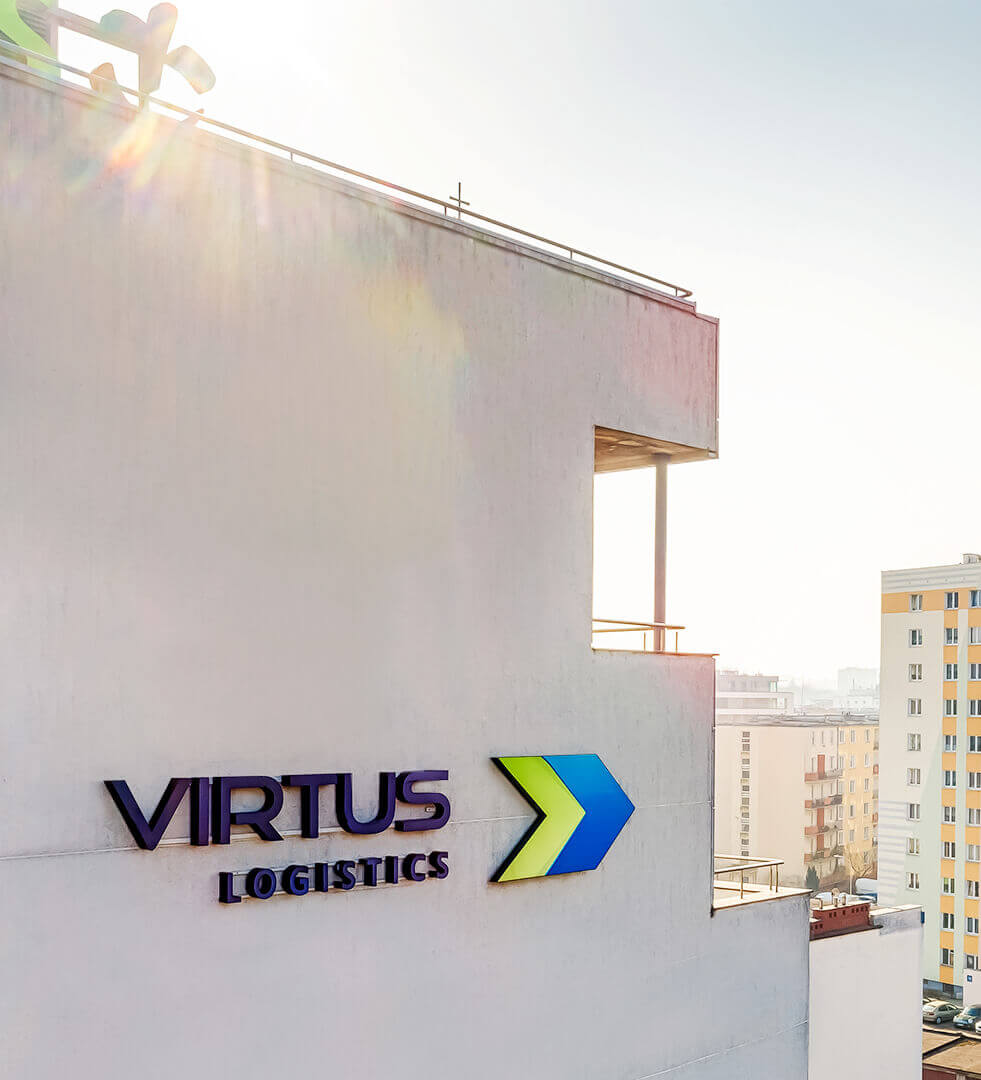 Virtus_Logistics_litery_świecące_montowane_alpinistycznie_do_elewacji_budynku